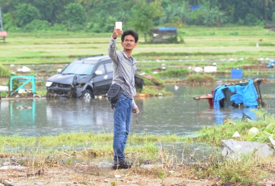 Kawasan Terdampak Tsunami di Carita Jadi Ajang Selfie