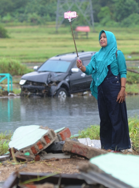 Kawasan Terdampak Tsunami di Carita Jadi Ajang Selfie