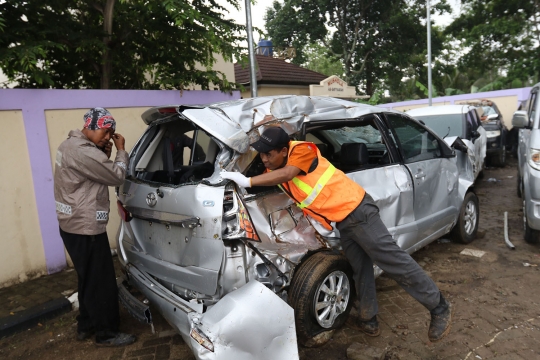 Mobil-Mobil Rusak Akibat Tsunami Dikumpulkan di Terminal Carita