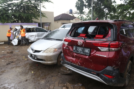 Mobil-Mobil Rusak Akibat Tsunami Dikumpulkan di Terminal Carita