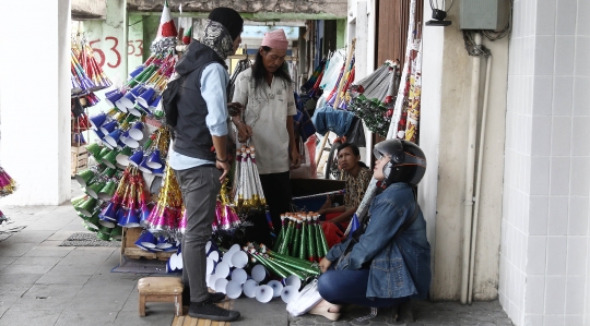 Geliat Pengrajin Terompet Jelang Tahun Baru