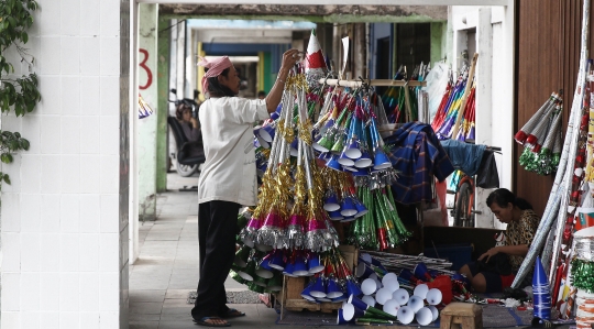 Geliat Pengrajin Terompet Jelang Tahun Baru