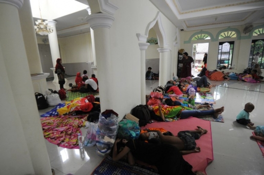 Warga yang Jadi Korban Tsunami Selat Sunda Mengungsi di Masjid