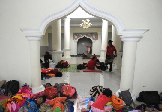 Warga yang Jadi Korban Tsunami Selat Sunda Mengungsi di Masjid