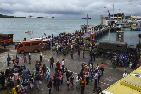 Kapal Ferry Bantu Evakuasi Ribuan Pengungsi Tsunami dari Pulau Sebesi