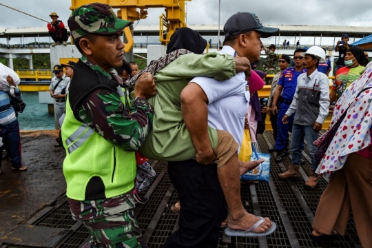 Kapal Ferry Bantu Evakuasi Ribuan Pengungsi Tsunami dari Pulau Sebesi