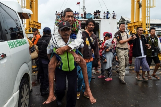 Kapal Ferry Bantu Evakuasi Ribuan Pengungsi Tsunami dari Pulau Sebesi