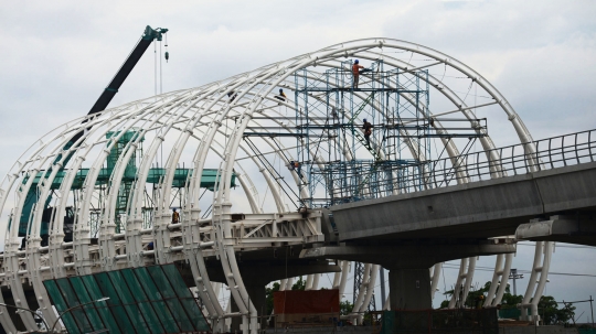 Meninjau Progres Pembangunan Halte LRT di Jakarta