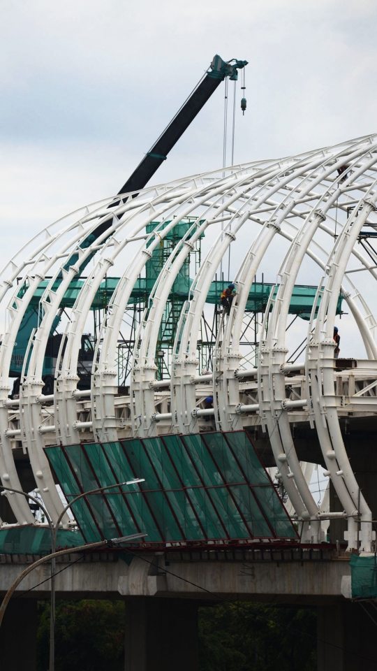 Meninjau Progres Pembangunan Halte LRT di Jakarta