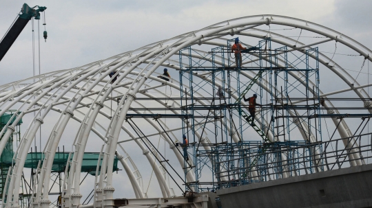 Meninjau Progres Pembangunan Halte LRT di Jakarta