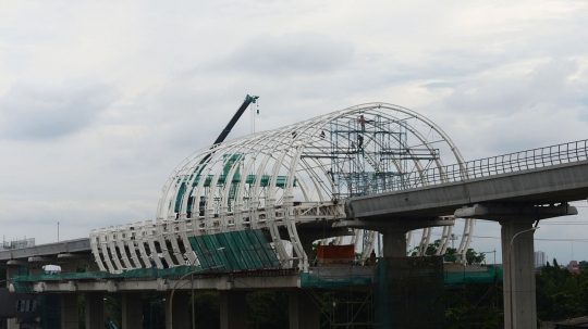 Meninjau Progres Pembangunan Halte LRT di Jakarta