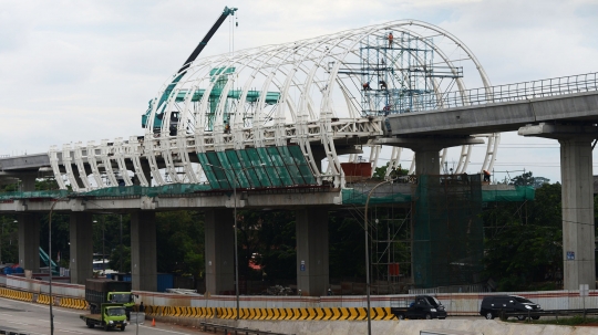 Meninjau Progres Pembangunan Halte LRT di Jakarta