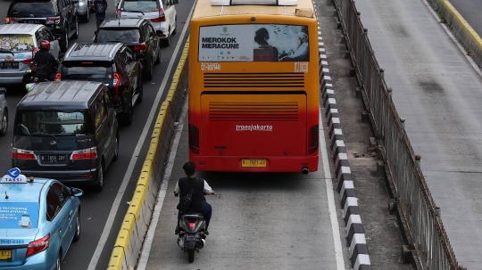 Aksi Buruk Pemotor Terobos Jalur Transjakarta