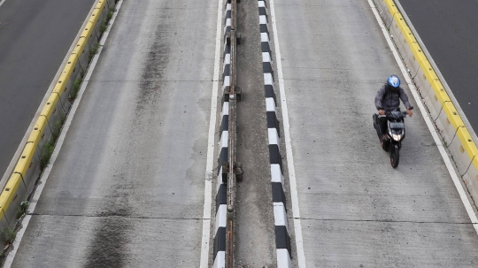 Aksi Buruk Pemotor Terobos Jalur Transjakarta