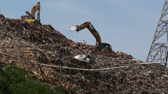 Sampah di TPA Cipayung Depok Capai 20 Meter