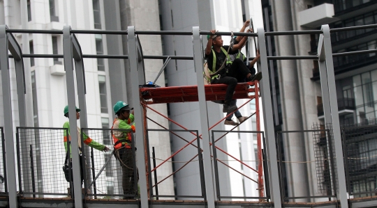 Meninjau Revitalisasi JPO Ratu Plaza