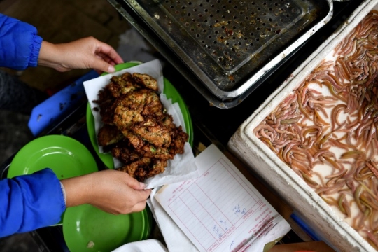 Mencicipi Kuliner Cacing Goreng yang Jadi Favorit di Vietnam