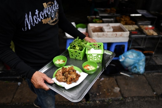 Mencicipi Kuliner Cacing Goreng yang Jadi Favorit di Vietnam