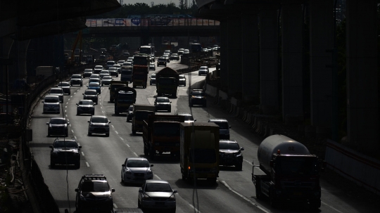 Libur Akhir Tahun, Tol Jakarta-Cikampek Terpantau Padat Merayap