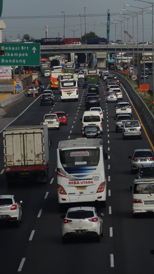 Libur Akhir Tahun, Tol Jakarta-Cikampek Terpantau Padat Merayap