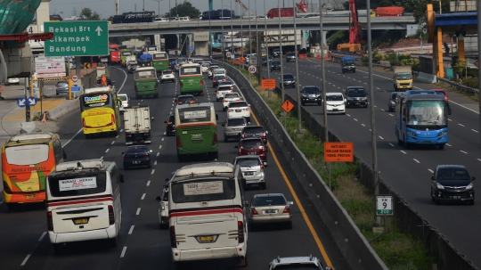 Libur Akhir Tahun, Tol Jakarta-Cikampek Terpantau Padat Merayap