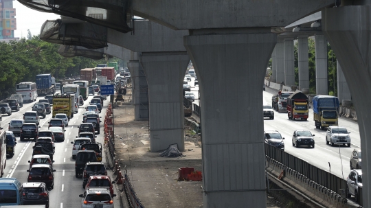 Libur Akhir Tahun, Tol Jakarta-Cikampek Terpantau Padat Merayap