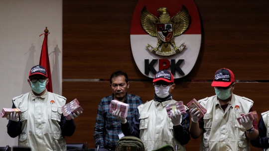 KPK Tunjukkan Uang Suap Pejabat Kementerian PUPR Senilai Miliaran Rupiah