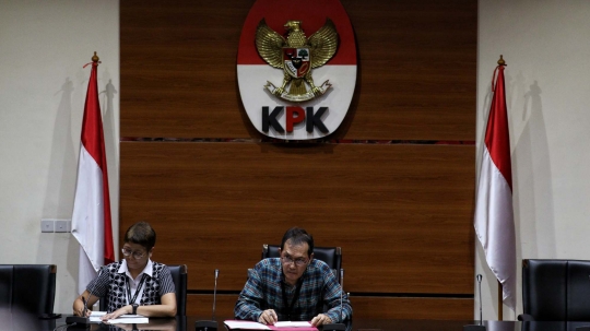 KPK Tunjukkan Uang Suap Pejabat Kementerian PUPR Senilai Miliaran Rupiah