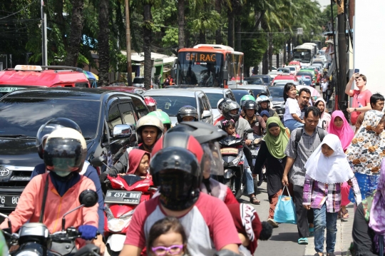 Libur Panjang, Antrean Mengular Padati Pintu Masuk Kebun Binatang Ragunan