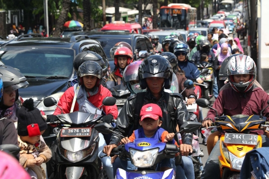 Libur Panjang, Antrean Mengular Padati Pintu Masuk Kebun Binatang Ragunan