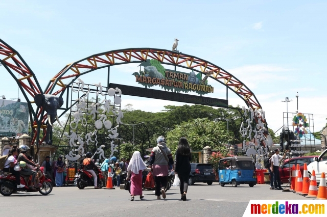 Foto Libur Panjang Antrean Mengular Padati Pintu  Masuk 