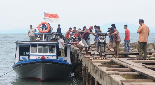 Kapal Kecil Jadi Alat Transportasi Warga Untuk Menyeberang ke Pulau Sebesi
