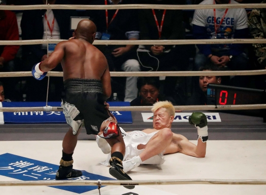 3 Kali Jatuh Ditinju Floyd Mayweather, Kickboxing Jepang Menyerah dan Menangis
