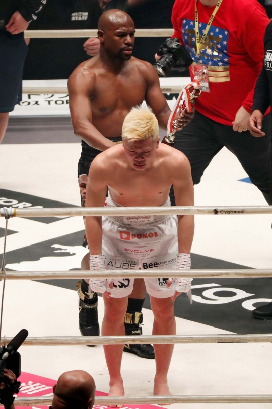 3 Kali Jatuh Ditinju Floyd Mayweather, Kickboxing Jepang Menyerah dan Menangis