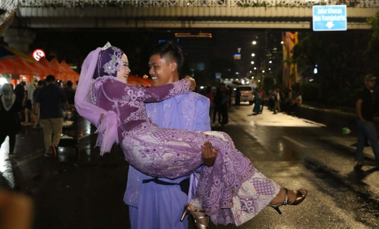 Kebahagiaan Pasangan Nikah Massal di Malam Pergantian Tahun