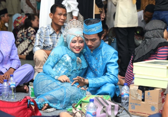 Kebahagiaan Pasangan Nikah Massal di Malam Pergantian Tahun