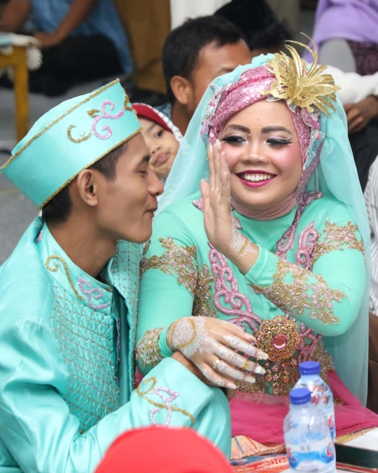 Kebahagiaan Pasangan Nikah Massal di Malam Pergantian Tahun