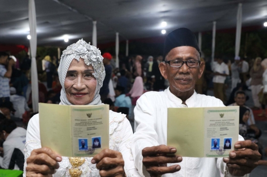 Kebahagiaan Pasangan Nikah Massal di Malam Pergantian Tahun