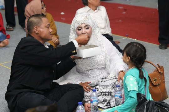 Kebahagiaan Pasangan Nikah Massal di Malam Pergantian Tahun