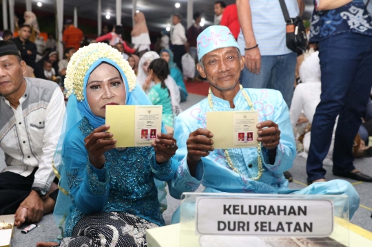 Kebahagiaan Pasangan Nikah Massal di Malam Pergantian Tahun