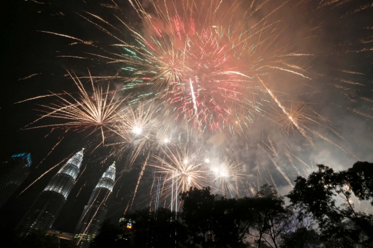 Kemeriahan Pesta Kembang Api Sambut Tahun Baru di Asia