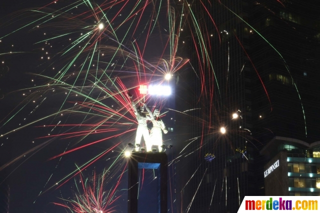 Foto Sambut 2019 Pesta Kembang Api Terangi Langit Jakarta Merdeka Com
