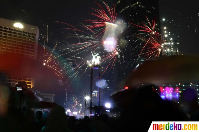 Foto Sambut 2019 Pesta Kembang Api Terangi Langit Jakarta Merdeka Com