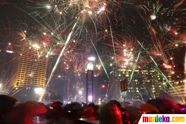 Foto Sambut 2019 Pesta Kembang Api Terangi Langit Jakarta Merdeka Com