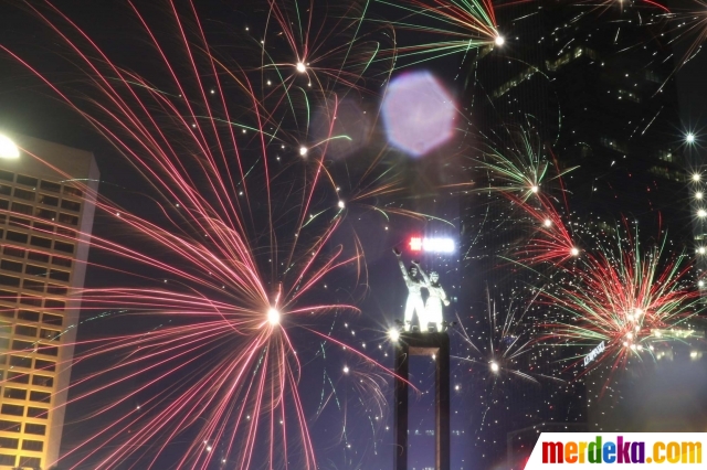 Foto Sambut 2019 Pesta Kembang Api Terangi Langit Jakarta Merdeka Com