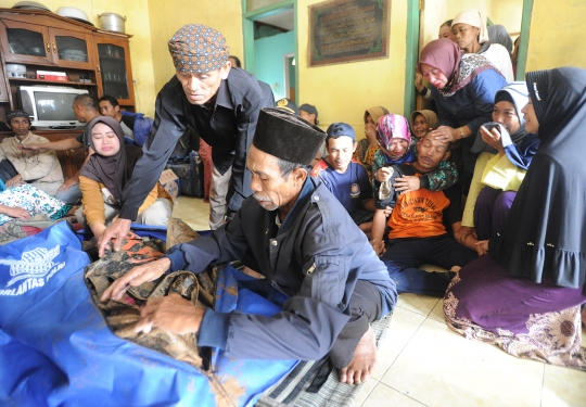Isak Tangis Keluarga Saat Jenazah Korban Longsor Ditemukan
