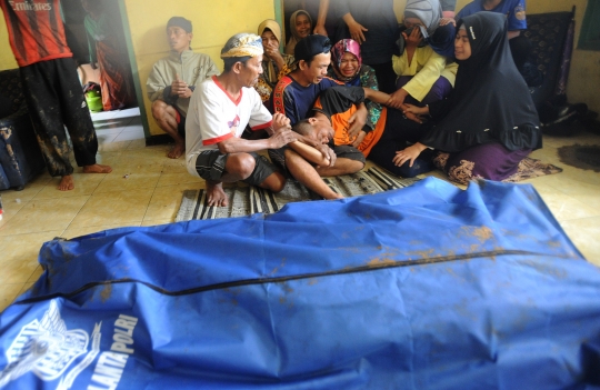 Isak Tangis Keluarga Saat Jenazah Korban Longsor Ditemukan