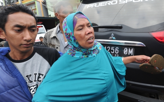 Isak Tangis Keluarga Saat Jenazah Korban Longsor Ditemukan