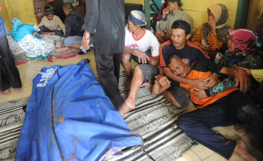 Isak Tangis Keluarga Saat Jenazah Korban Longsor Ditemukan