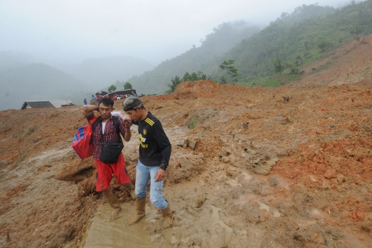 Warga Dusun Cimapag Selamatkan Barang Berharga yang Tertimbun Longsor